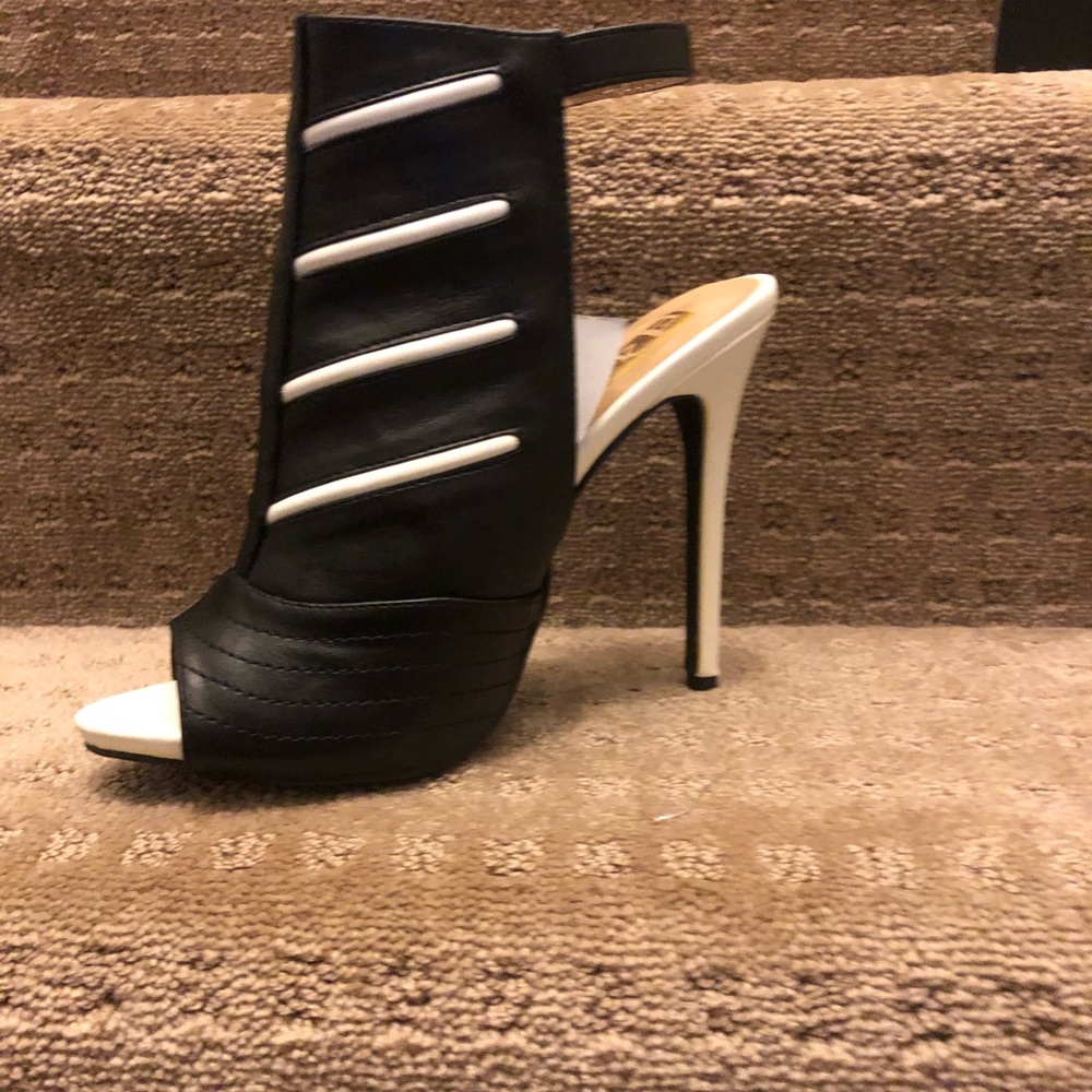 BOGO new black white heel